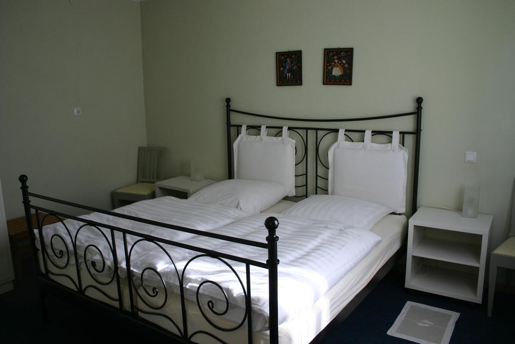 Bed & Kitchen *