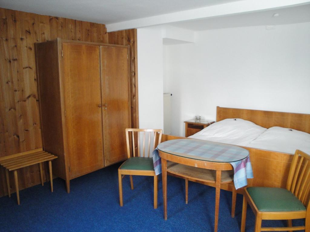Apartment Bed & Kitchen *
