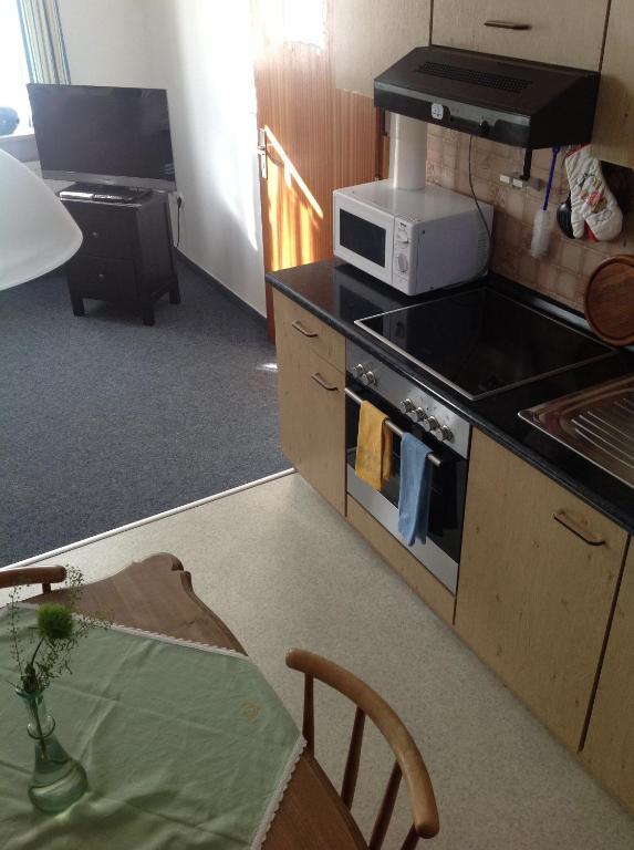 Apartment Bed & Kitchen