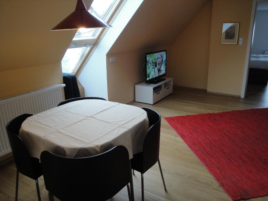 Bed & Kitchen Apartment