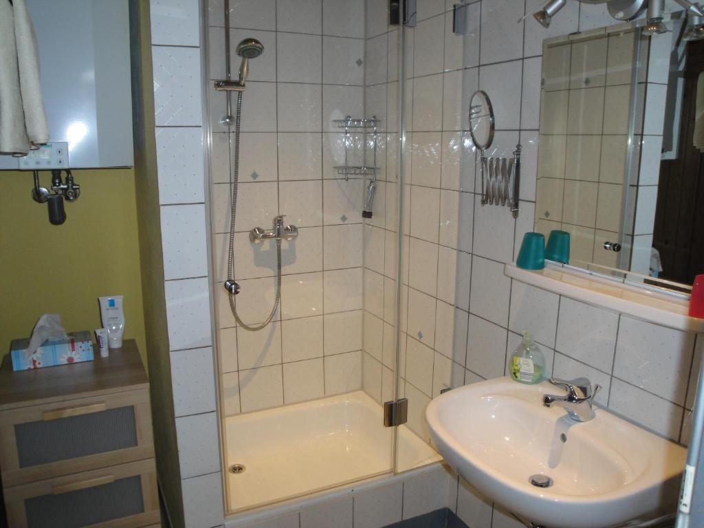 Bed & Kitchen *