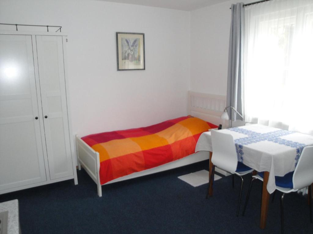 Apartment Bed & Kitchen