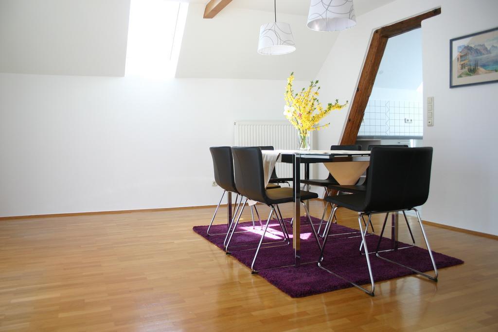 Bed & Kitchen